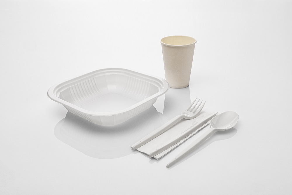 piatti compostabili con bicchiere e posate